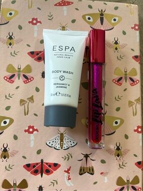 COVERGIRL Lip Lava High-Shine Gloss and ESPA Bergamot & Jasmine Body Wash - 30ml